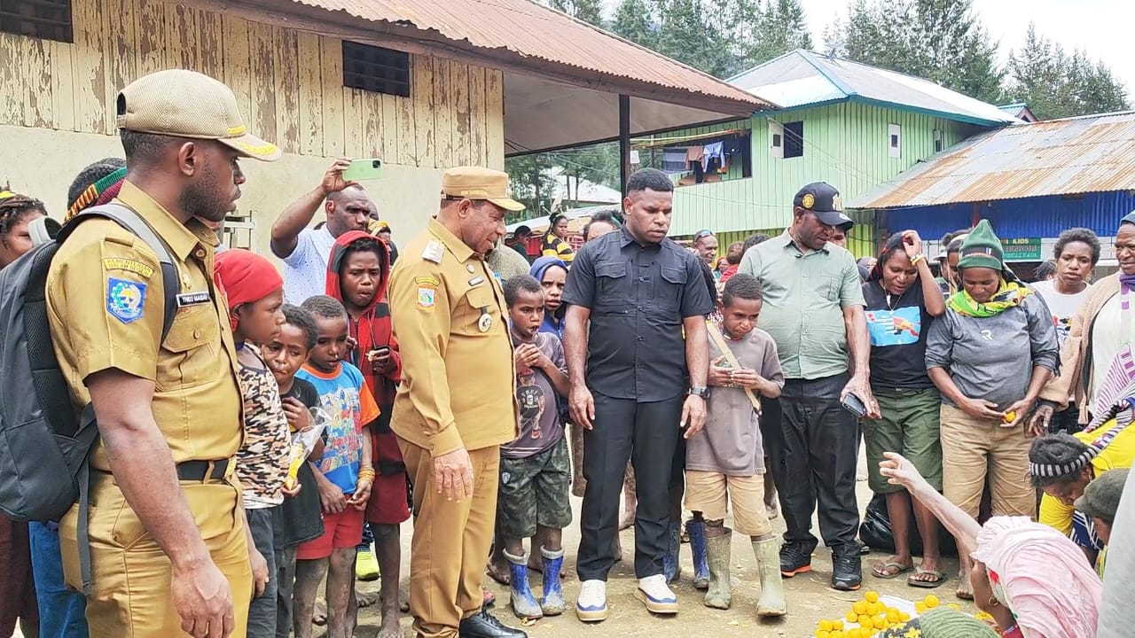Belanja di Pasar Ilaga, PJ Bupati Tegaskan Akan Renovasi Pasar